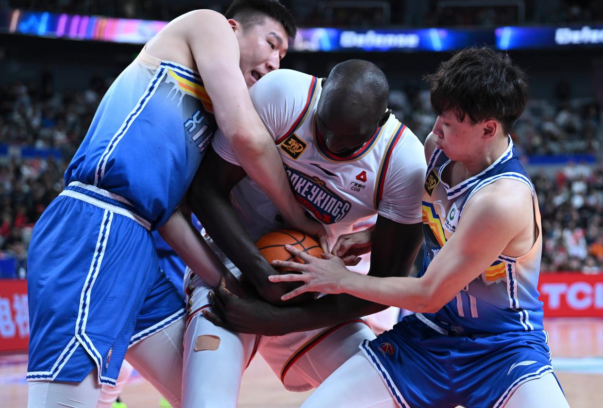 米乐m6官网关于斯图加特训练开放日，国际比赛日绝杀压哨引欢呼，CBA常规赛在即，球队文化再被提及的信息