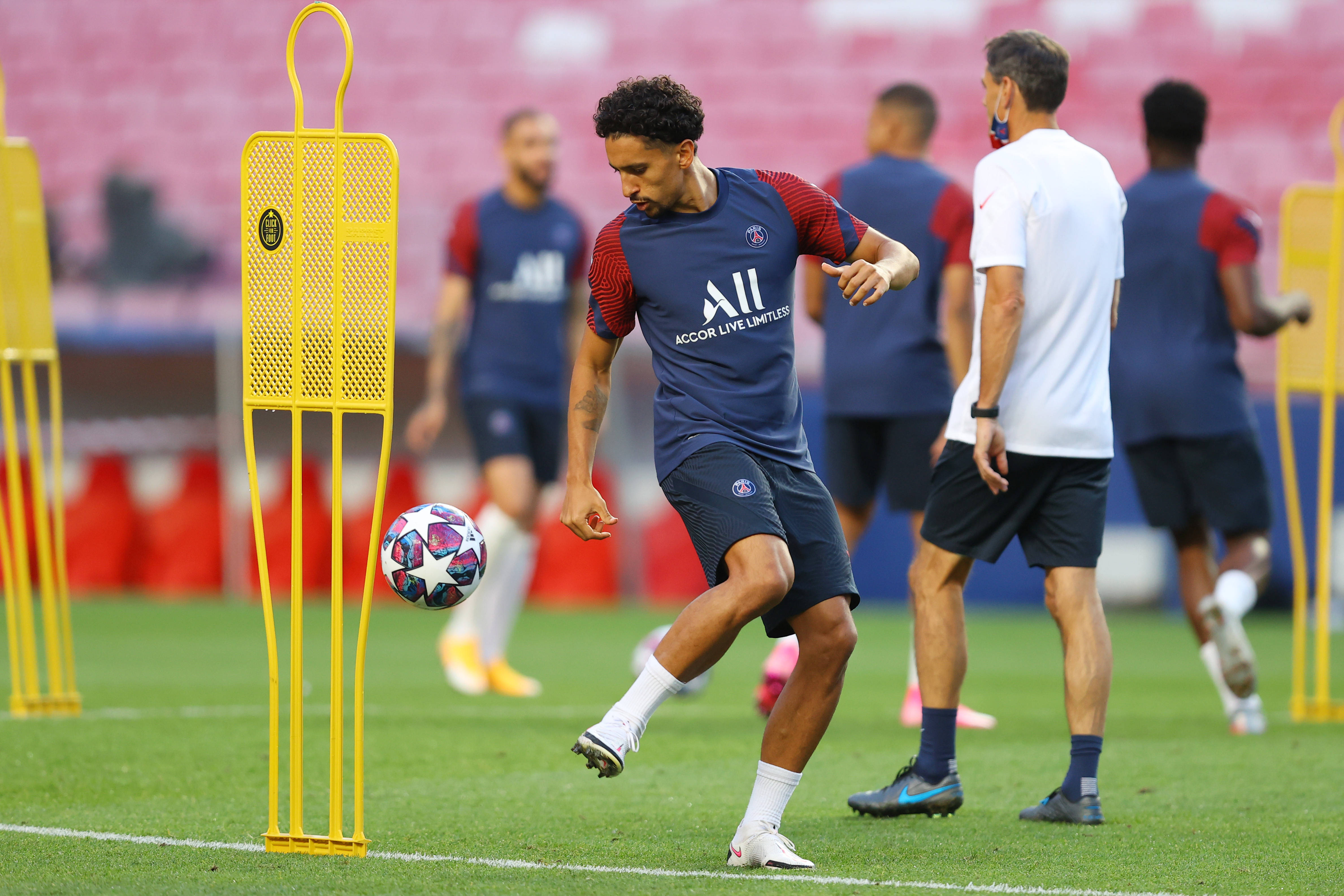 关于巴黎圣日耳曼发布备战花絮；关键时刻复出首秀；意大利杯任务艰巨；训练强度明显提升的信息