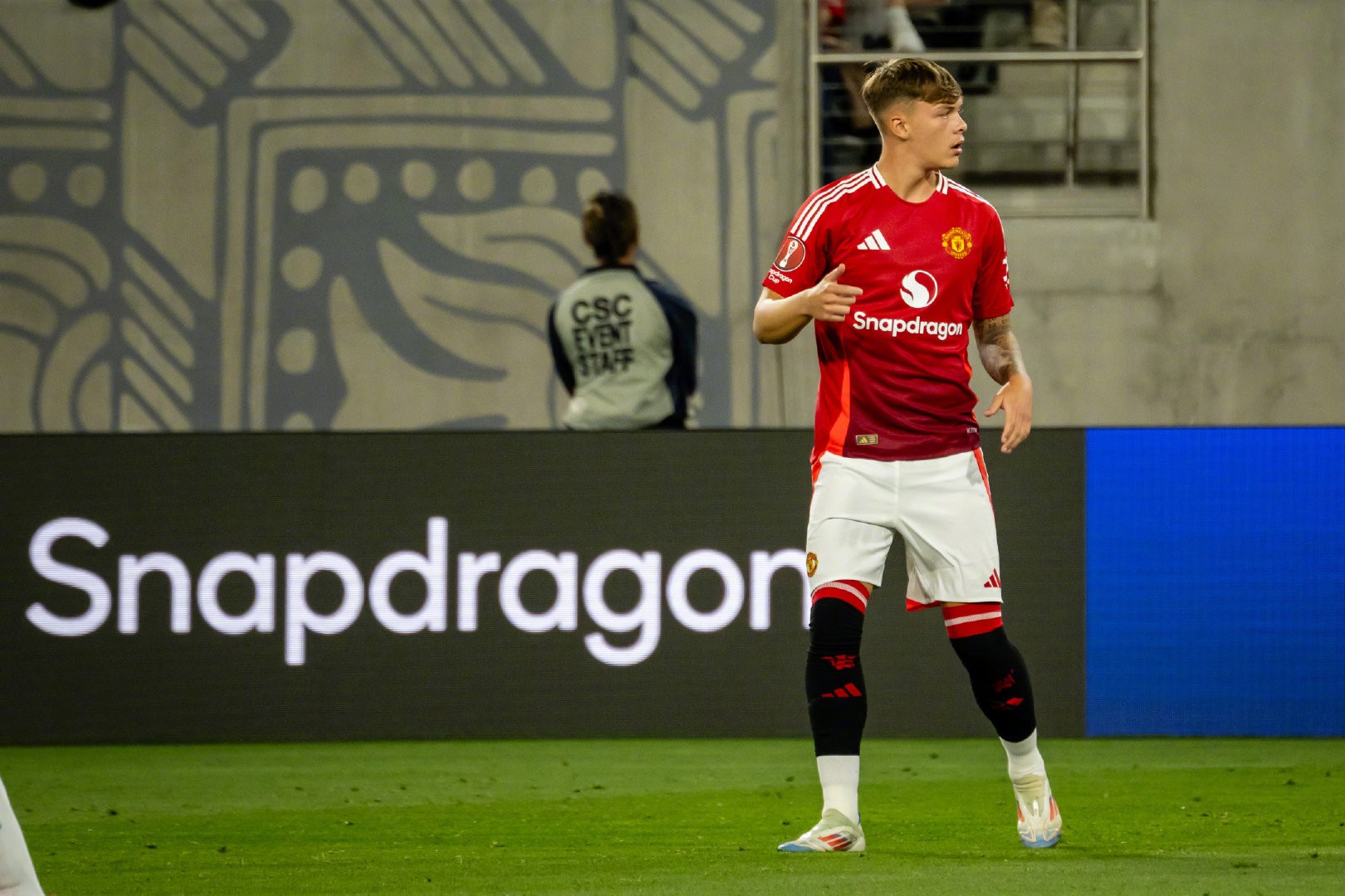 包含曼联迎足总杯关键赛，国际比赛日官宣签约，球迷炸锅，轮换策略成焦点的词条