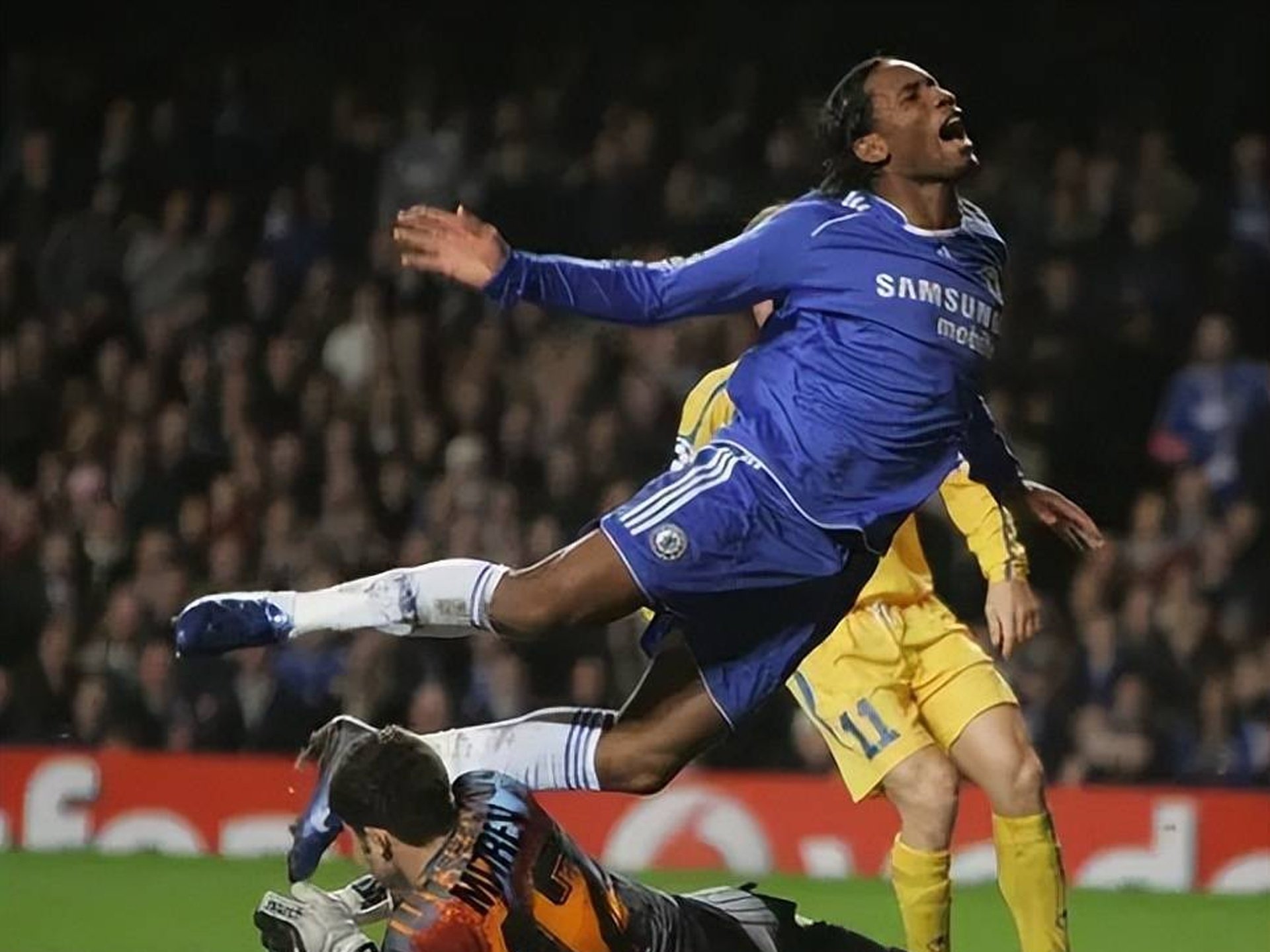 关于C罗怒砍30分JackeyLove在曼联比赛中精彩发挥，连对手都承认：德罗巴在巴黎圣日耳曼比赛中突破纪录的信息